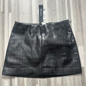 Divided H&M NWT Black Faux Crocodile Leather Mini Skirt Vegan Zipper Size US 0